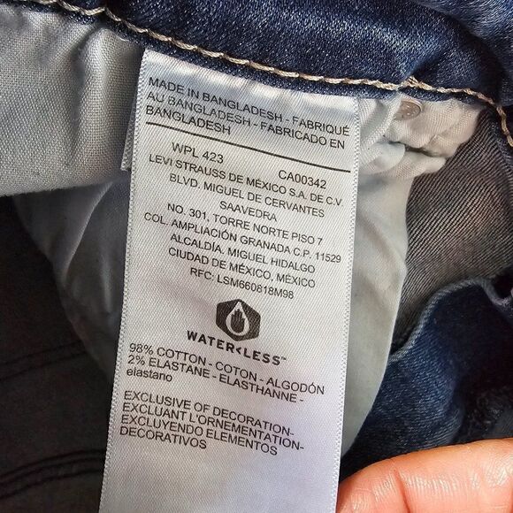 EUC LEVI'S STRAUSS HIGH RISE SHORTS RAW HEM SIZE 12 - W31 - Picture 15 of 16